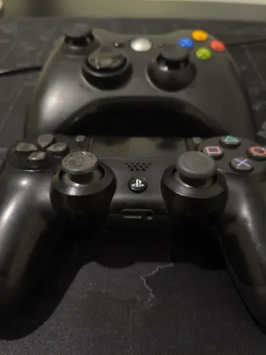Controle original do PS4, com um controle de brinde