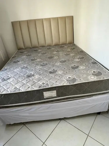 CAMA QUEEN + CABECEIRA + SAIA
