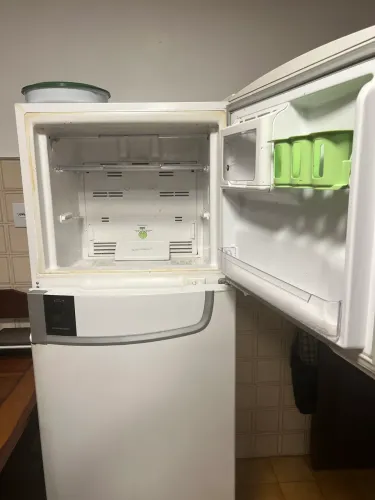 Vendo geladeira pra consertar ou tirar peças