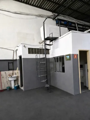 Galpão Comercial no Cambuci: 350m2 livre, altura 6m e saída direta para principais vias