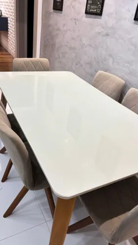 Mesa e Conjunto de Cadeiras