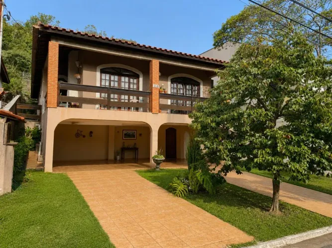 Casa de condomínio para venda tem 270 metros quadrados com 3 quartos