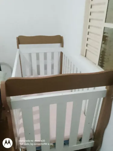 Berço branco e marrom 