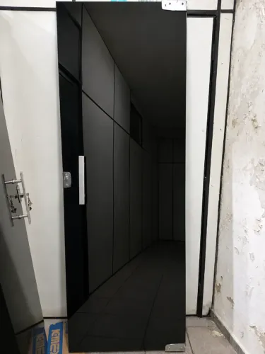 Porta em vidro temperado com puxador e fechadura com chave em aluminio adesivada com insul