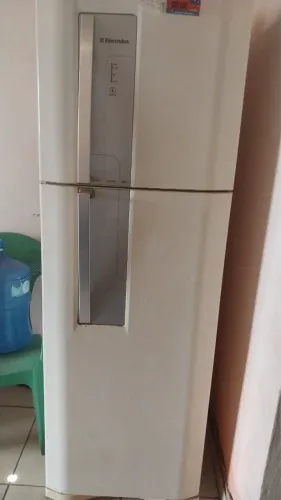 Vendo geladeira Electrolux,2 portas por 350,00 reais. Contato *