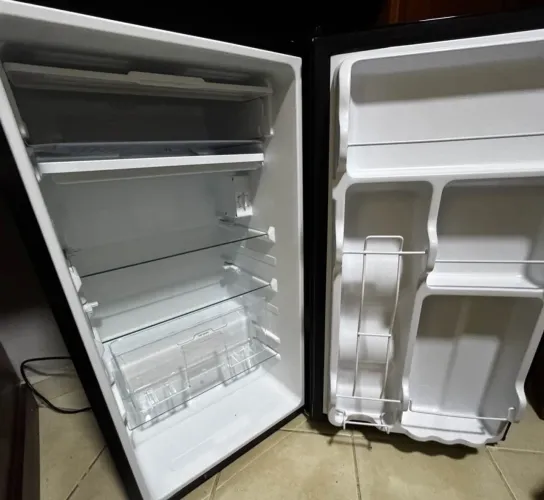 Vende se frigobar midea 93L