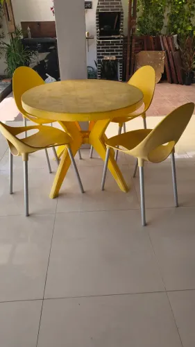 Mesa + 4 cadeiras empilháveis 