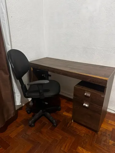 Cadeira e Escrivaninha de Escritorio e Estudos