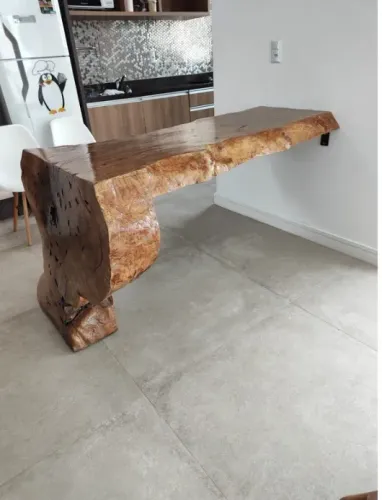 Conjunto de mesas em tronco de arvores, estilo cascata