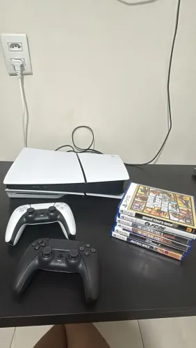 PS5 Slim disc + 2 controles + 6 jogos