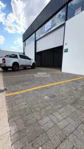 Galpão comercial disponível para locação no bairro Jardim Patrícia.