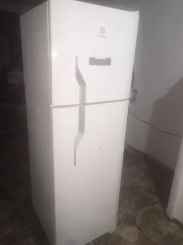 Geladeira usada gelando perfeitamente 