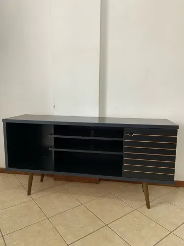 Rack Retrô Preto Pés de Madeira 1 porta