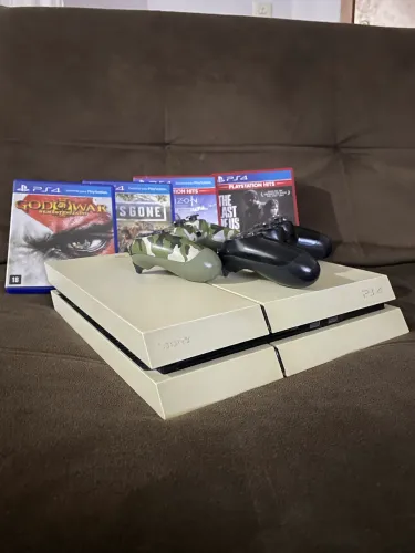 Ps4 fat branco, vai com 2 controles e 4 jogos 