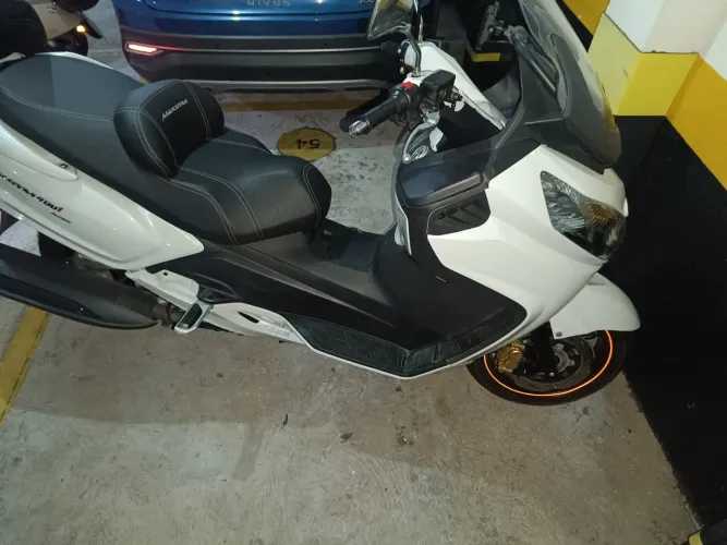 Vendo uma moto dafra muito nova nunca bateu nunca caiu único dono