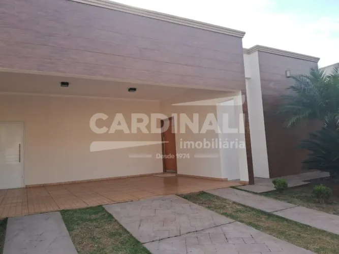 Casa em condomínio com 03 suítes, lindo acabamento e amplo quintal.