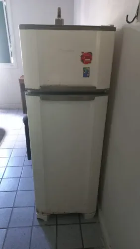Vende se geladeira usada