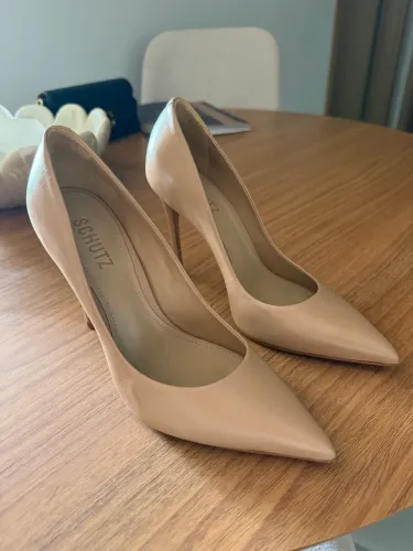 Scarpin nude Schutz 