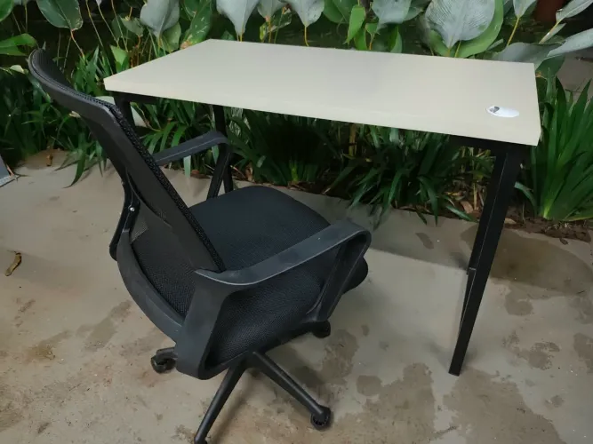 Vendo mesa e cadeira