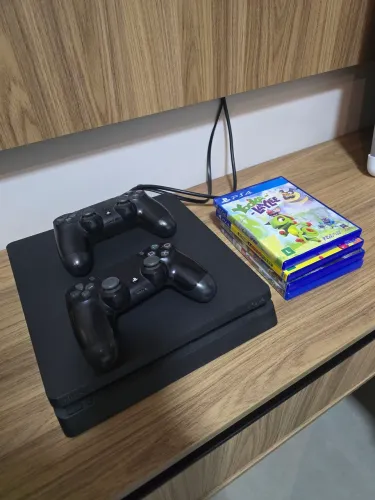PS4 - 2 controles + 4 jogos