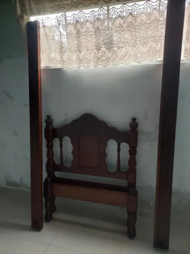Cama de solteiro em madeira