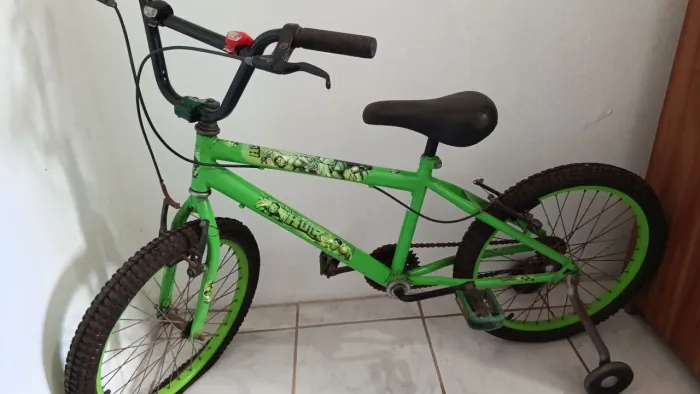 vendo bicicleta infantil do Personagem Hulck, valor muito bom , com Luz de Led, Rodinha .