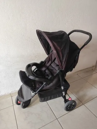 Carrinho de bebe marca Voyage (usado)