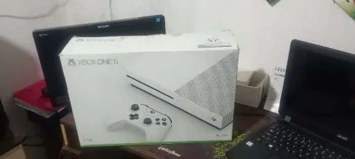 Xbox one S semi novo 