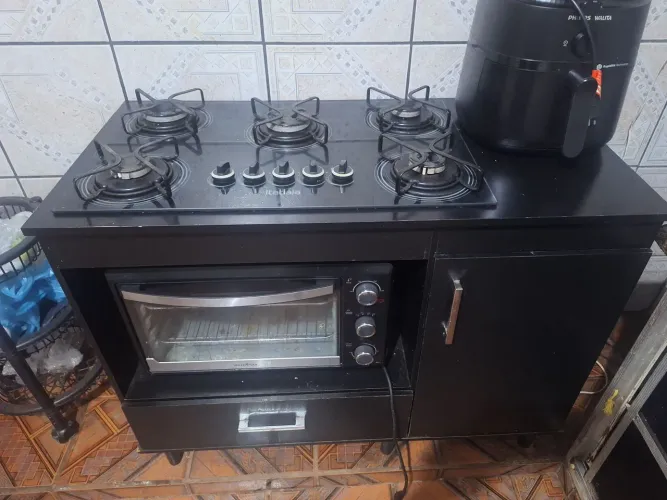 Vende-se armário de fogão com fogão 5 bocas.