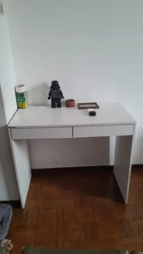 Escrivaninha branca com gavetas