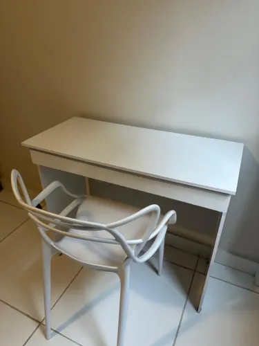 Escrivaninha com cadeira 