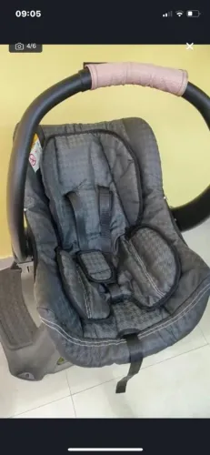 Carrinho de bebê com bebê conforto