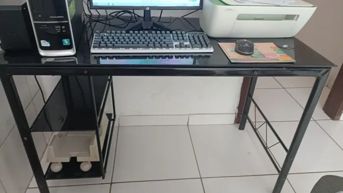 Mesa para computador de vidro