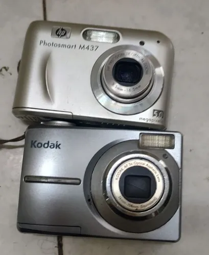 Câmera digital anos 2000 Kodak e Hp no estado pra decoração ou concerto