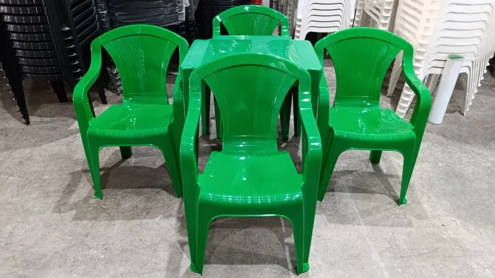 Jogo de mesa e cadeiras plástica cor verde padrão das Cervejarias