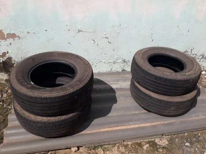 "Pra vender logo !! Pneus pra caminhote por 400 reais