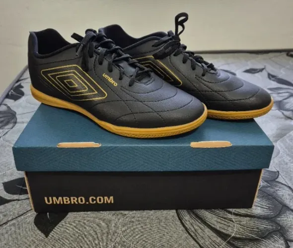 Chuteira Futsal Adulto Umbro Class Footballer Preto Ouro 41