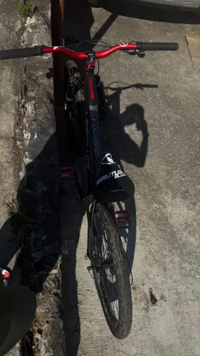 Bicicleta Absolute Brutus preto e vermelho