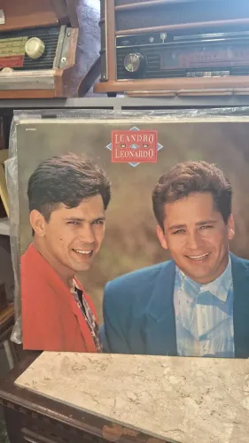 disco de vinil "Leandro & Leonardo Vol. 7" da renomada dupla sertaneja brasileira