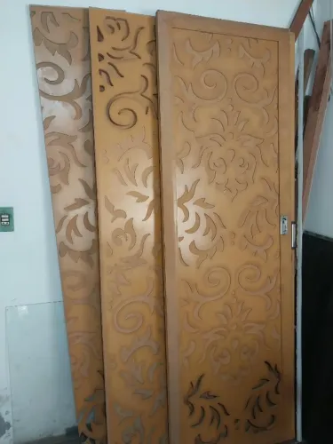 porta em MDF vazado arabescos cor clara(marfin) p/estética & consultório (4 unidades)