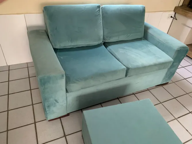 Sofá dois lugares acolchoado + Puff Sala de Estar 