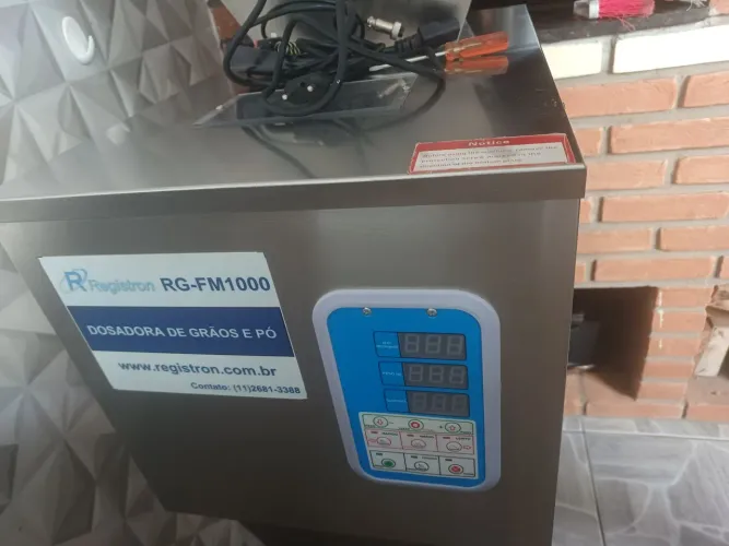 Maquina dosadora de grãos de pó