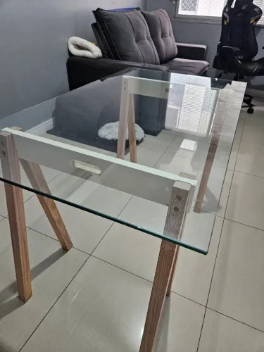 Mesa moderna com tampo de vidro e pés em madeira