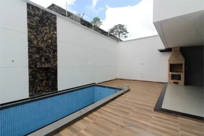 Condomínio Fechado novo, com 4 Suítes, 5 Vagas, Piscina e Espaço Gourmet, no Jardim Flores