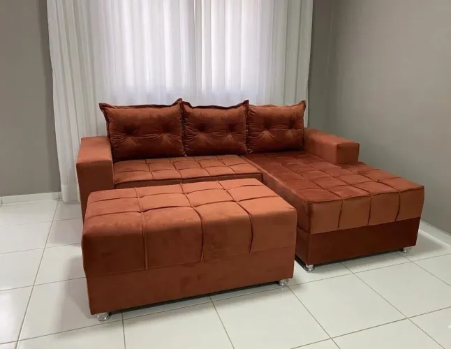 Sofá Chaise pronta entrega 3 lugares entrega grátis com puff de brinde 