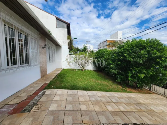 Casa para venda bem localizada em Coqueiros