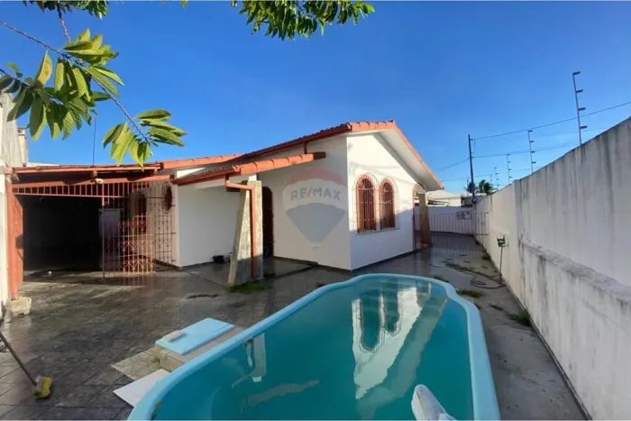 Casa Silva Jardim: Ampla com Piscina, Suítes e Excelente Potencial de Valorização