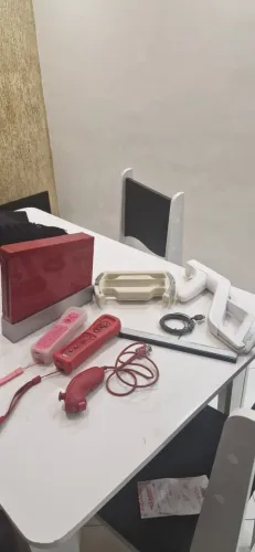 Nintendo Wii Edição Especial Vermelho + 2 Controles + Nunchuk e Acessórios