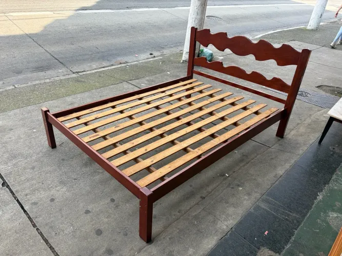 Cama de casal VIUVO de madeira maciça