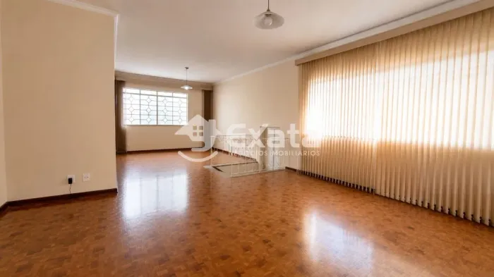 Casa Comercial ou Residencial de Esquina a Venda | 4 Vagas, 3 Dormitórios (1 Suíte) | Cent